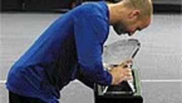 <B>QUINCE COMO ESTE</B>. Agassi besa su Masters Series número 15 y saluda al público.