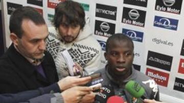 <b>DIO LA CARA. </b>El africano Saná habló ante los medios.