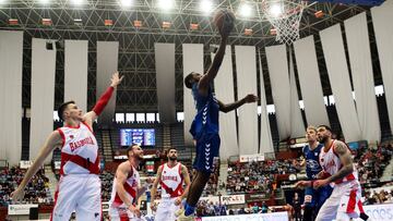 GRAF3581. SAN SEBASTIÁN, 31/03/2018.- El base canadiense del Delteco GBC, Kenny Chery (c), anota una canasta ante la presencia de jugadores del Baskonia, durante el partido de hoy en el San Sebastián Arena 2016, correspondiente a la jornada 25 de la Liga ACB. EFE/ Javier Etxezarreta