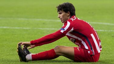 Imagen de João Félix llevándose las manos a los tobillos en el partido entre el Atlético y el Chelsea de la Champions League 2020-21.