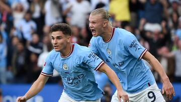 Julián Álvarez celebra su gol en la Community Shield contra el Liverpool.