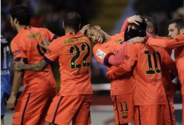 0-2. Messi celebró el segundo tanto con sus compañeros.