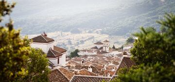 Grazalema, en el punto más alto de la Sierra que lleva su mismo nombre y regado por el río Guadalete, es un pintoresco pueblo enclavado en piedra caliza, bajo el 'Peñón Grande', que parece acariciar el cielo. De calles estrechas y empinadas, casas blancas y tejas rojizas, Grazalema posee un rico legado patrimonial que encuentra refugio en las  calles y plazas de un núcleo urbano esculpido por romanos, bereberes y cristianos. 