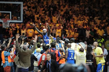 La final de Milán siempre será recordad por la actuación estelar de Tyrese Rice en la prórroga. El pequeño base estadounidense (185 centímetros) destrozó a los blancos con 14 de sus 26 puntos en el tiempo extra, al que se llegó con empate a 73. El Maccabi, dirigido por David Blatt, que dejó a España sin oro en el Eurobasket 2007 con Rusia, ganó por 86-98. Sergio Llull se quedó sin anotar con un 0 de 7 en el tiro. Fue el segundo abollón del Madrid en una final. No habría tercero: un año después, Laso y sus chicos levantarían la Novena en Madrid frente al Olympiacos, su verdugo en 2013. La Décima llegaría en 2018 en Belgrado, la sede de la edición de esta temporada.