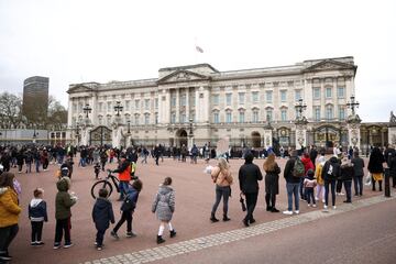Colas en el Palacio de Buckingham para rendir homenaje al Duque de Edimburgo.