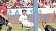 El todopoderoso Alves mantiene vivo al Sevilla