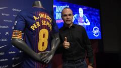 El acto de renovación de por vida de Iniesta con el Barça