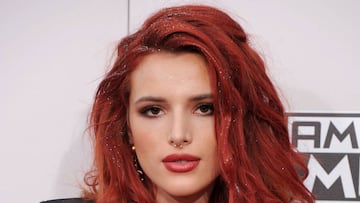 Bella Thorne en la alfombra de los American Music Awards, 2016.