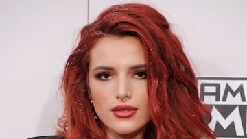  Bella Thorne en la alfombra de los American Music Awards, 2016.