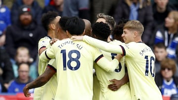Soccer Football - Premier League - Leicester City v Arsenal - King Power Stadium, Leicester, Britain - October 30, 2021 Arsenal's Gabriel celebrates scoring their first goal with teammates REUTERS/Peter Nicholls EDITORIAL USE ONLY. No use with unauth