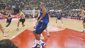 <b>SIN COMPLEJOS. </b>Bodiroga y Rodrigo intentan frenar a Sergio Rodríguez (18 años), que fue el máximo peligro para la defensa del Barça.