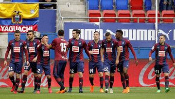 GRAF5860. EIBAR, 12/05/2018.- Los jugadores del Eibar celebran el gol marcado por su compañero, el brasileño Charles Días, ante la UD Las Palmas durante el partido de Liga disputado en el estadio Ipurua. EFE/GORKA ESTRADA