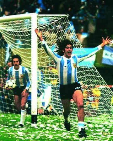 El 25 de junio de 1978 se jugó la final del Mundial de Argentina en el Estadio Monumental entre el equipo anfitrión y Holanda. En la imagen, Kempes celebra uno de sus dos goles. 
