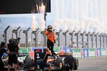 Oscar Piastri celebra la victoria de carrera. 