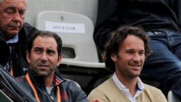 Carlos Moyà, artífice de la segunda Ensaladera de Plata del tenis español, en un partido de tenis junto a Albert Costa.