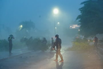 Autoridades retiran ramas de árboles derribadas por fuertes vientos y lluvias provocadas por la tormenta tropical Helene, en Cancún.