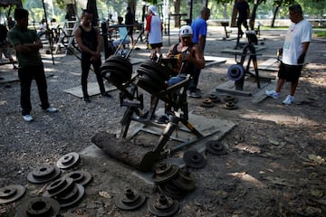 Este gimnasio al aire libre en Caracas est¨¢ construido con cemento, barras y otros materiales reciclados.
