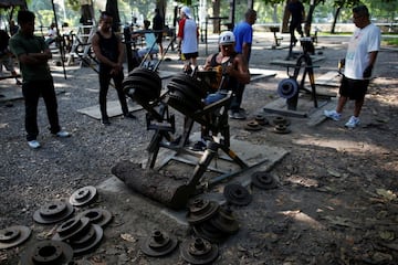 Este gimnasio al aire libre en Caracas est construido con cemento, barras y otros materiales reciclados.