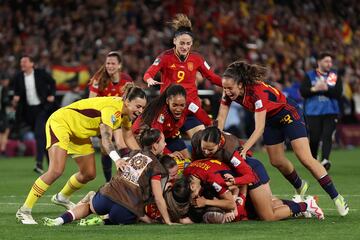 Las jugadoras celebran el primer Mundial de Fútbol Femenino para la selección española. 
