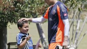 SJS05. SAN JOSÉ (COSTA RICA), 24/03/2015.- El portero costarricense Keylor Navas saluda a un niño después de un entrenamiento de su equipo nacional en San José (Costa Rica).