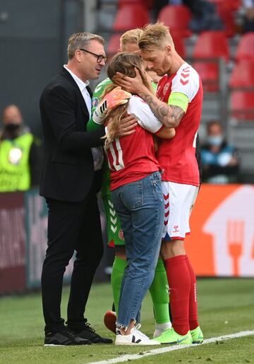 Miembros de la selecci¨®n danesa tratan de tranquilizar a Sabrina Kvist Jensen, pareja del jugador.