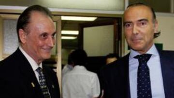 <b>TRASPASO DE PODERES. </b>Lopera estrecha la mano de Luis Oliver.