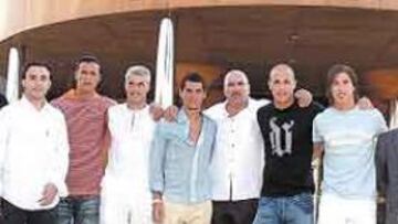 <b>VACACIONES EN IBIZA. </b>De izquierda a derecha: Javi Guerrero, Colsa, Sergio, Kiko Narváez, Diego Tristán, Casquero, Labi (el 'guía espiritual' de todos ellos en Ibiza), José Manuel Reina, Sergio Ramos, José Ángel de la Casa y Joaquín Caparrós.