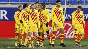 Soccer Football - La Liga Santander - SD Huesca v FC Barcelona - Estadio El Alcoraz, Huesca, Spain - January 3, 2021 Barcelona&#039;s Frenkie de Jong celebrates scoring their first goal with teammates REUTERS/Albert Gea