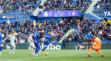 Minuto 88 y el desastre del Atleti sigui con el gol de Arambarri en la falta de Correa donde el delantero argentino vio la tarjeta roja. 
