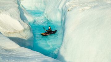 El kayakista Aniol Serrasolses navega por un río de hielo en el Océano Ártico.