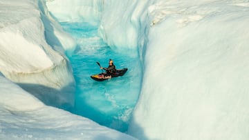 El kayakista Aniol Serrasolses navega por un río de hielo en el Océano Ártico.