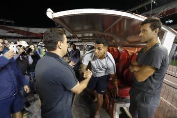 La CONMEBOL decidió aplazar un día la final después del apedreamiento del bus de Boca por parte de los hinchas de River. Marcelo Gallardo y Carlos Tévez 