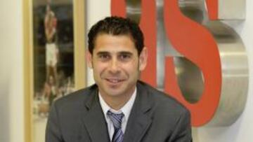 <b>EN AS. </b>Hierro almorzó en el periódico, vio la camiseta de Marcelino y bromeó con Roncero.