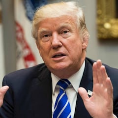 Trump pide prohibir a los jugadores de la NFL que se arrodillen ante el himno