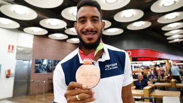 Orlando Ortega muestra la medalla de bronce de 110 metros vallas conquistada en los Mundiales de Atletismo de Doha.