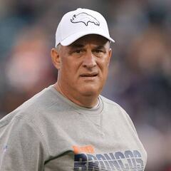 Vic Fangio pide disculpas por negar racismo en la NFL