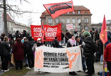 La gente asiste a una manifestación para conmemorar el Día Internacional de la Mujer bajo el lema "juntas somos poderosas", en el Invalidenpark, en Berlín, Alemania. 