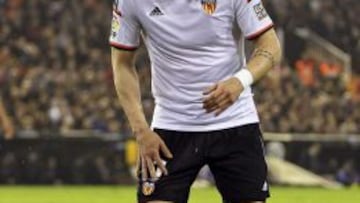 El delantero del Valencia Álvaro Negredo se duele de la pierna derecha durante el partidoante el Deportivo