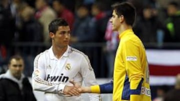 Cristiano saluda a Courtois tras marcarle un 'hat-trick' en el Calderón el 11-04-12.