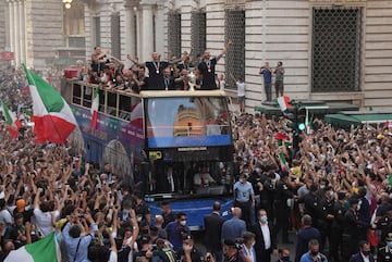 El autobús de la selección italiana en una de las calles llenas de gente. 