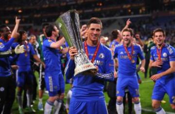 Fernando Torres posa con la copa de la Europa League.