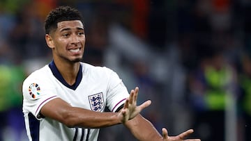 Jude Bellingham, jugador del Real Madrid, da instrucciones durante un partido con la Selección inglesa.