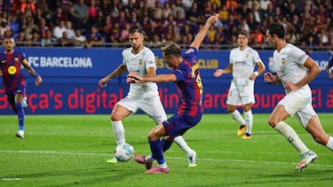 5-0. Robert Lewandowski recibe el balón dentro del área de Dani Olmo, para soltar un derechazo y batir a Julen Agirrezabala.