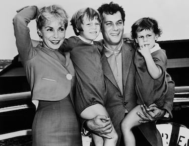 Hija de dos estrellas del Hollywood clásico como Tony Curtis y Janet Leigh, ambos en la imagen, Jaimie Lee Curtis, a la derecha de la imagen sostenida por su padre, se acostumbró a la fama desde muy pequeña junto a su hermana mayor Kelly, en el centro de la imagen entre sus padres. Debutó en televisión en los años 70 y saltó a la fama con su papel de Laurie Strode en 'Halloween' (1978).