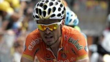 Samuel Sánchez sufre una fuerte caída, pero sigue en carrera