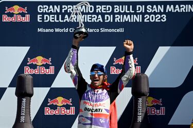 Jorge Martín celebra en el podio su victoria en el GP de San Marino.