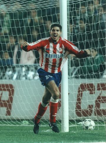 Jugó con el Atlético de Madrid desde 1994 hasta 1999. Vistió la camiseta del Alavés desde el 2000 hasta el 2003.