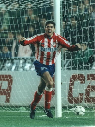 De 1994 a 1999 a 1999, ele jogou com o Atlético de Madrid. 
