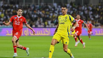 Soccer Football - Saudi Pro League - Al Wehda v Al Nassr - King Abdul Aziz Stadium, Mecca, Saudi Arabia - February 25, 2025 Al Nassr's Cristiano Ronaldo in action with Al Wehda's Mohamed Al Makahasi REUTERS/Stringer