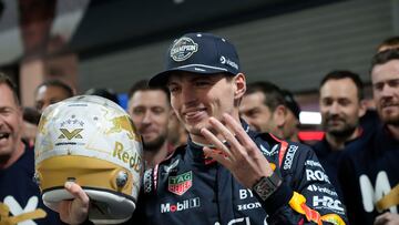 El piloto de Red Bull, Max Verstappen, de los Países Bajos, celebra su victoria en el campeonato de Fórmula 1 tras la carrera del Gran Premio de Las Vegas.
